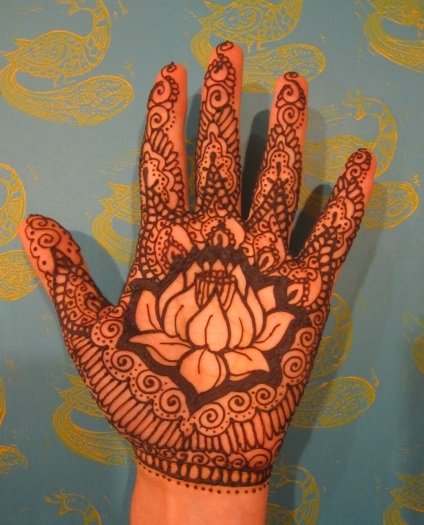 Lotus Mehendi sensul, sensul sacru al acestei figuri pe spate și mână, fotografii și video