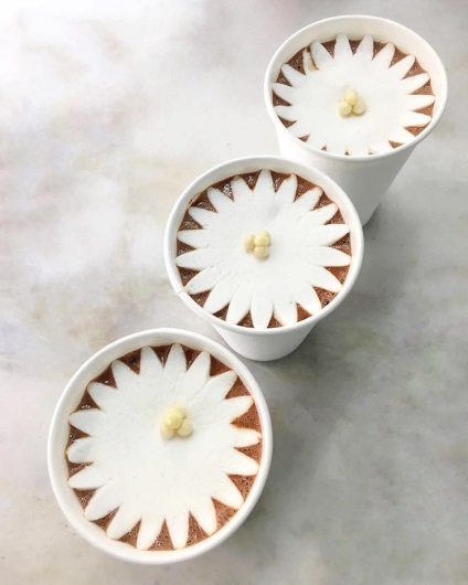 Aranyos mályvacukrot alakú virágok, amelyek „virágzik”, megéri, csak hogy egy pohár kakaó, umkra