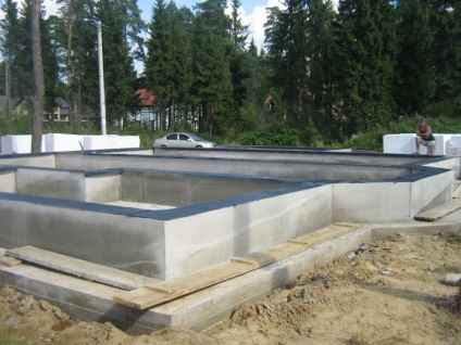 Placa din beton armat monolit face ca fundatia sa fie singura