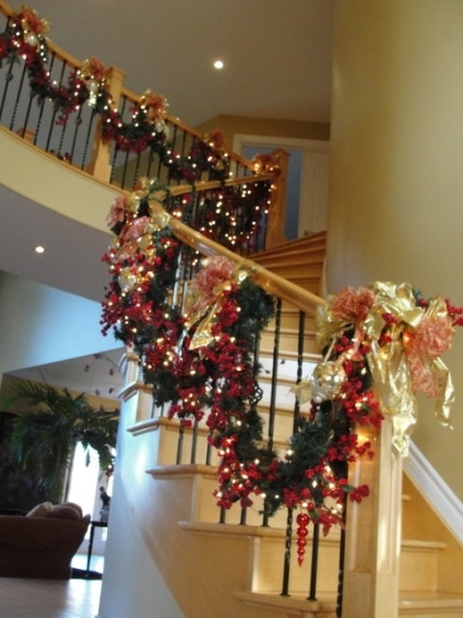 Новорічний декор для сходів в будинку
