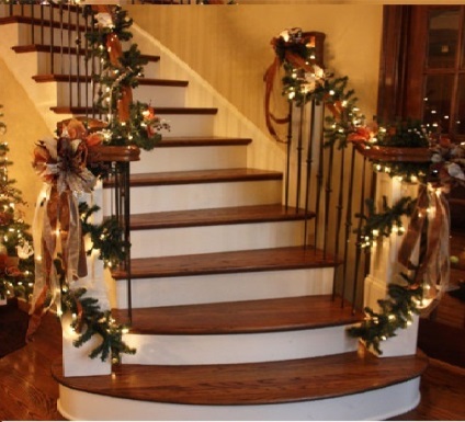 Decorul de Anul Nou pentru scări în casă