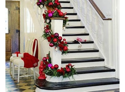 Новорічний декор для сходів в будинку