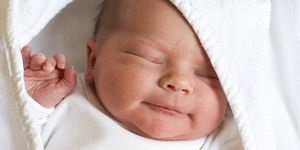 Новонароджена дитина плямкає уві сні, новонароджена дитина