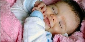 Новонароджена дитина плямкає уві сні, новонароджена дитина