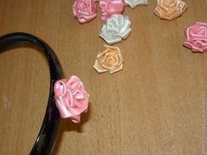Ободочек з маленькими трояндами в техніці канзаші