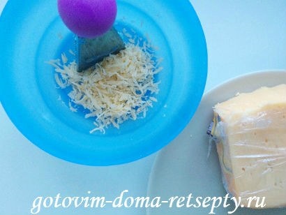Omelet cu lapte, brânză și roșii