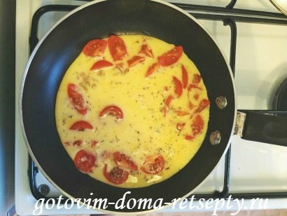 Omelet cu lapte, brânză și roșii