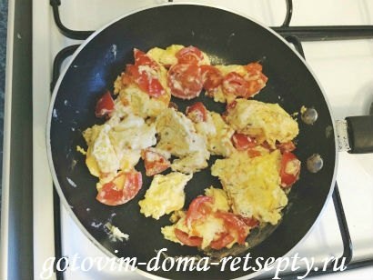 Omelet cu lapte, brânză și roșii