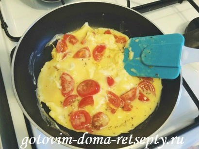 Omelet cu lapte, brânză și roșii