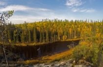 Se odihnește pe Lacul Teletskoye, pescuind pe lacul Teletskoye