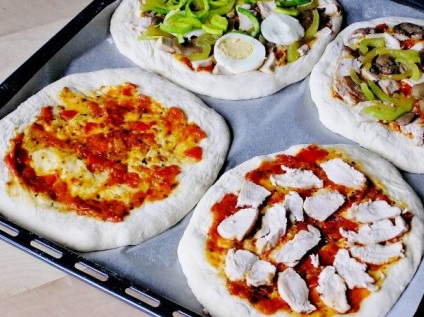 Піца на дріжджовому тесті з куркою, грибами і перцем