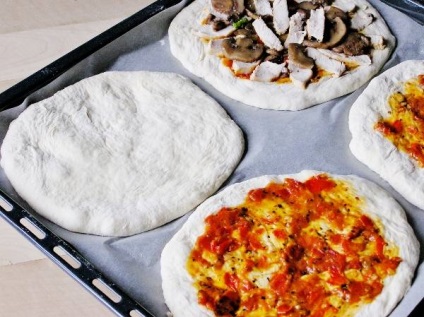 Піца на дріжджовому тесті з куркою, грибами і перцем