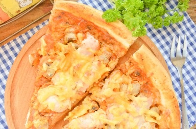 Pizza cu pui și ciuperci pe rețetă de test de drojdie cu fotografie