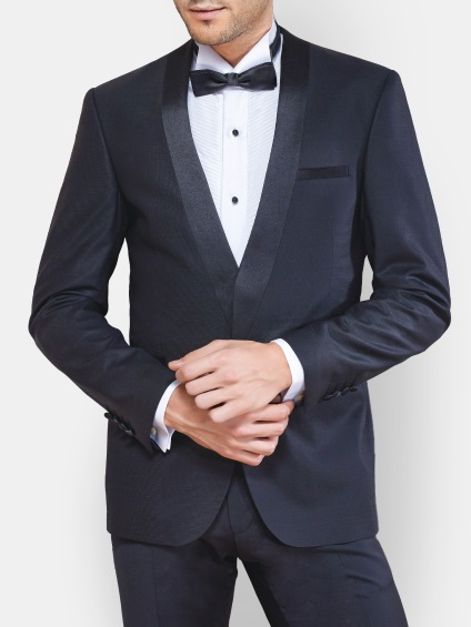 Este un tuxedo cu un fluture pentru o nuntă