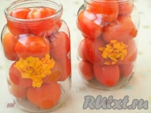 Tomatele tăiate cu usturoi pentru iarnă - pregătim pas cu pas cu fotografia