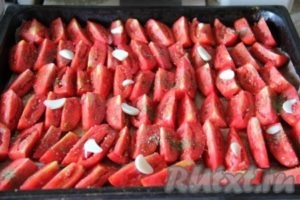 Tomatele tăiate cu usturoi pentru iarnă - pregătim pas cu pas cu fotografia