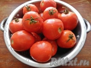 Tomatele tăiate cu usturoi pentru iarnă - pregătim pas cu pas cu fotografia