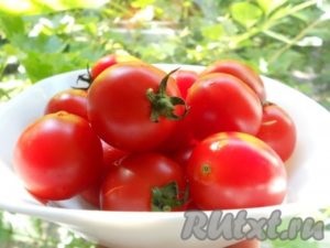 Tomatele tăiate cu usturoi pentru iarnă - pregătim pas cu pas cu fotografia