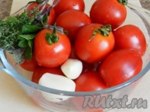 Tomatele tăiate cu usturoi pentru iarnă - pregătim pas cu pas cu fotografia