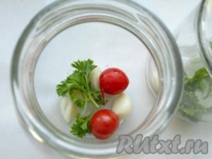 Tomatele tăiate cu usturoi pentru iarnă - pregătim pas cu pas cu fotografia