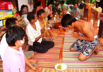 Dedicarea călugărilor budiști din Thailanda - o recenzie și o fotografie