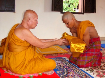 Dedicarea călugărilor budiști din Thailanda - o recenzie și o fotografie