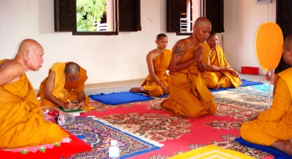 Dedicarea călugărilor budiști din Thailanda - o recenzie și o fotografie