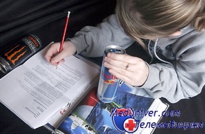 A gyerek használja az energiaitalok - függetlenül attól, hogy veszélyes (teljesítmény) A gyerek használja az energiaitalok - függetlenül attól, hogy veszélyes