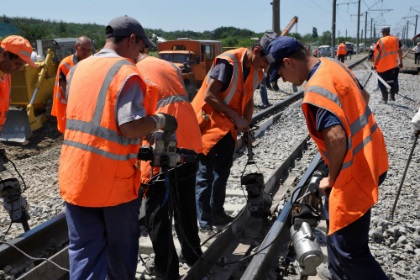 Javítása a vasúti pálya felújítása, közepes, podemochny, mesterséges szerkezetek (javítás) Javítása a vasúti pálya felújítása, közepes, podemochny, mesterséges növények