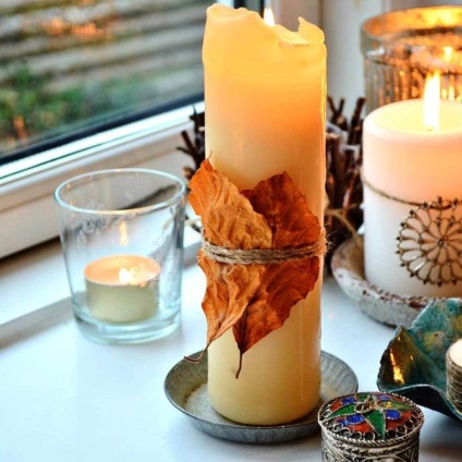 Flacăra manuală a unei lumânări într-un interior - inspirație