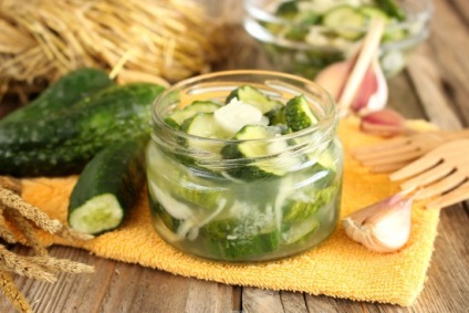 Saláta benőtt uborka téli receptek, sterilizálás nélküli, étel az asztalra