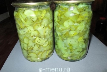 Salata de la castraveți în vârstă pentru rețetele de iarnă fără sterilizare, mâncare pe masă