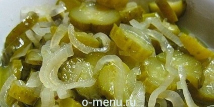 Salata de la castraveți în vârstă pentru rețetele de iarnă fără sterilizare, mâncare pe masă