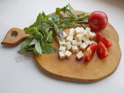 Salata cu busuioc și roșii, și cu brânză la fel!