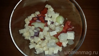 Salată cu roșii, brynza și busuioc