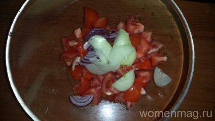 Salată cu roșii, brynza și busuioc