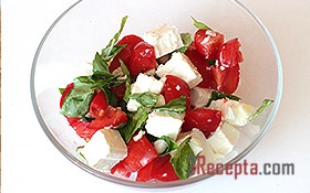 Салат з помідорами, бринзою і базиліком - покроковий рецепт з фото