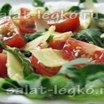 Салат з твердим сиром, помідорами і руколою