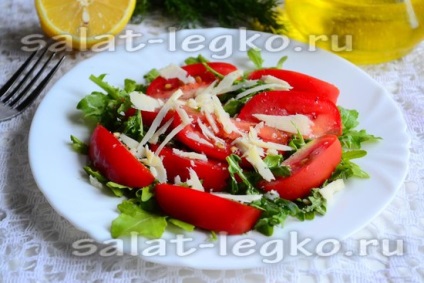 Salata cu brânză tare, roșii și arugula