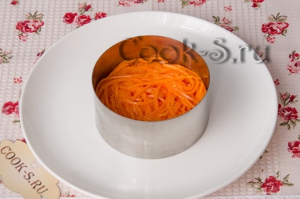 Листковий салат з корейською морквою і куркою - покроковий рецепт з фото, салати