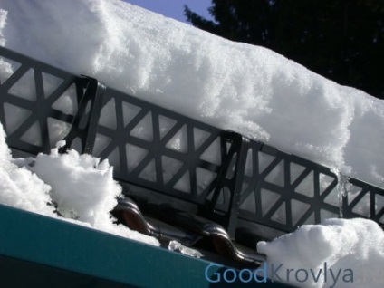 Suporți de zăpadă pentru tipurile de plăci metalice și montarea pe acoperiș cu mâinile lor