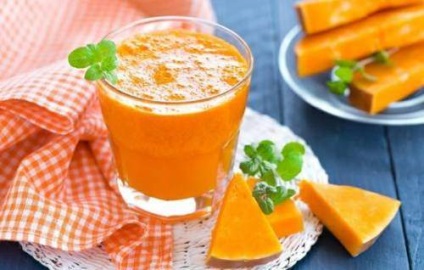 Sucul de dovleac într-un aragaz de suc este o băutură delicioasă de vitamine