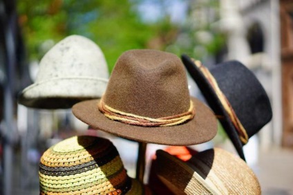 Сонник капелюх на голові, міряти капелюх, чоловік в капелюсі, капелюх жіноча