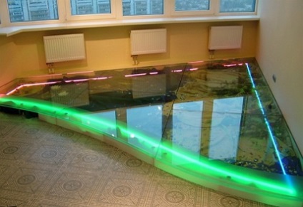 Podele din sticlă cu iluminare cu LED-uri în interiorul casei moderne, fă-o singură, ne facem propria noastră