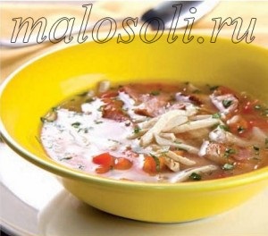Суп з куркою, беконом і помідорами