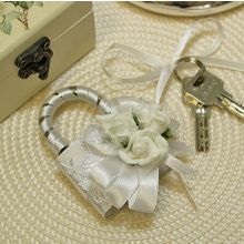 Esküvői zárak szeretet -, hogy vesz egy lakatot az esküvőn a friss házasok egy boltban - Esküvő