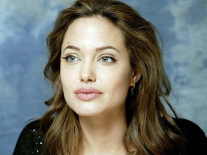 Matusa Angelina Jolie a murit de cancer de sân