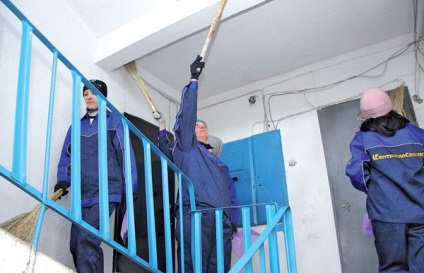 Curățarea scărilor scade periodicitatea acțiunilor într-un bloc de apartamente