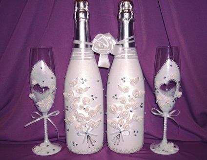 Decorarea sticlelor de șampanie pentru decorul elegant nunții, totul pentru organizarea sărbătorii