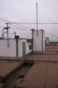 Unge-farm pe acoperișul unei clădiri înalte - design radio